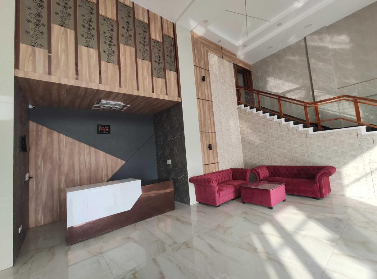 Oyo 92169 Apple Leaf Banquet & Hotel Aligarh Exterior photo